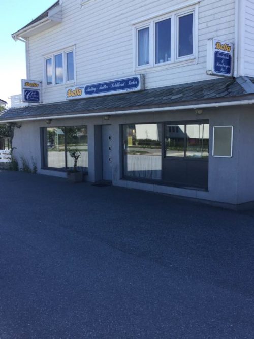 Å KONNA SITJA PÅ BELLA KAFÉ PÅ ÅKRA FOR ÅS GUTAR OG JENTER, JA DÅ VA ME VAKSNE………TRUDDE ME…….