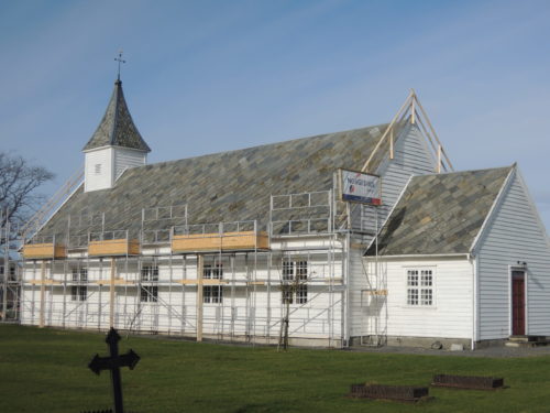 Arbeidet med renovering/restaurering av Åkra Gamle kirke er i gang
