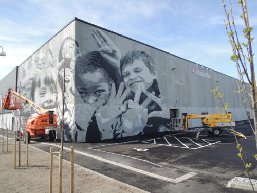 Gatekunst på veggen til Åkra IL, dag for dag utvikling. Nå er veggen ferdig